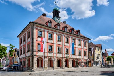 das Bild zeigt das Rathaus der Stadt Neustadt a.d.Aisch an einem sonnigen Tag